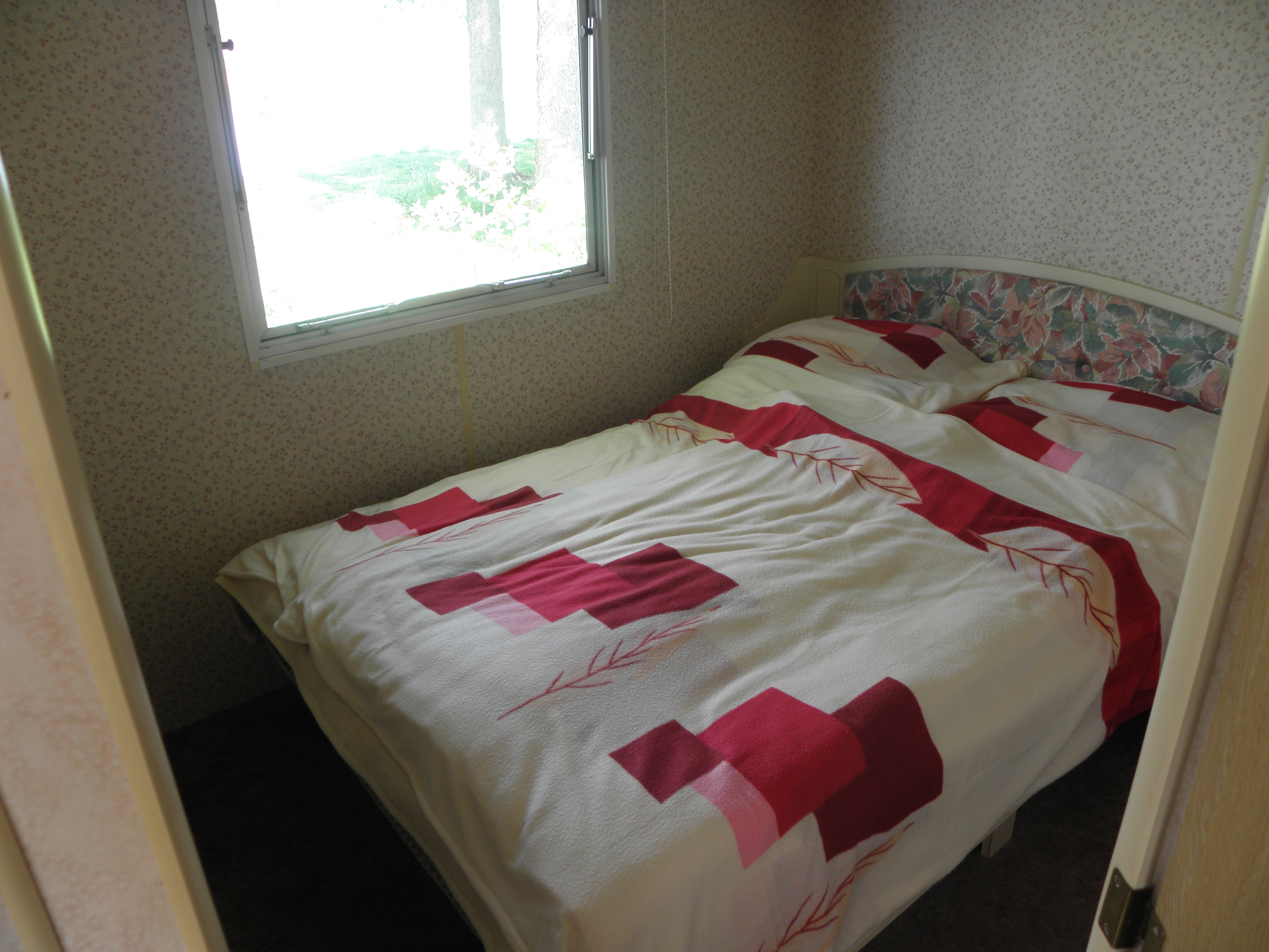 Schlafzimmer mit Doppelbett Mobilheim Strand 9.JPG